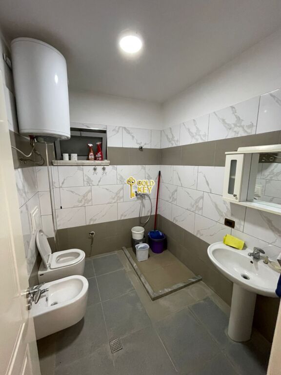 🏡 APPARTAMENTO IN AFFITTO 2+1+2 CON BALCONE – VICINO ALLA SCUOLA DY GJELAT, DURRËS