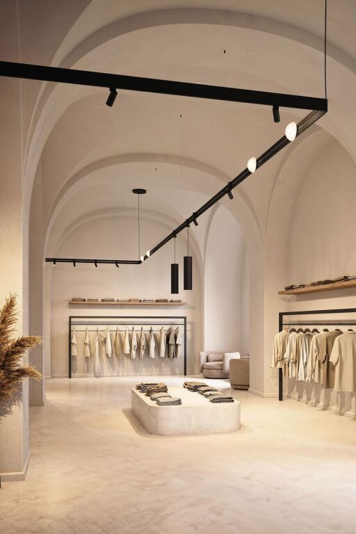 NEGOZIO IN AFFITTO 75M2 VIA KAVAJES