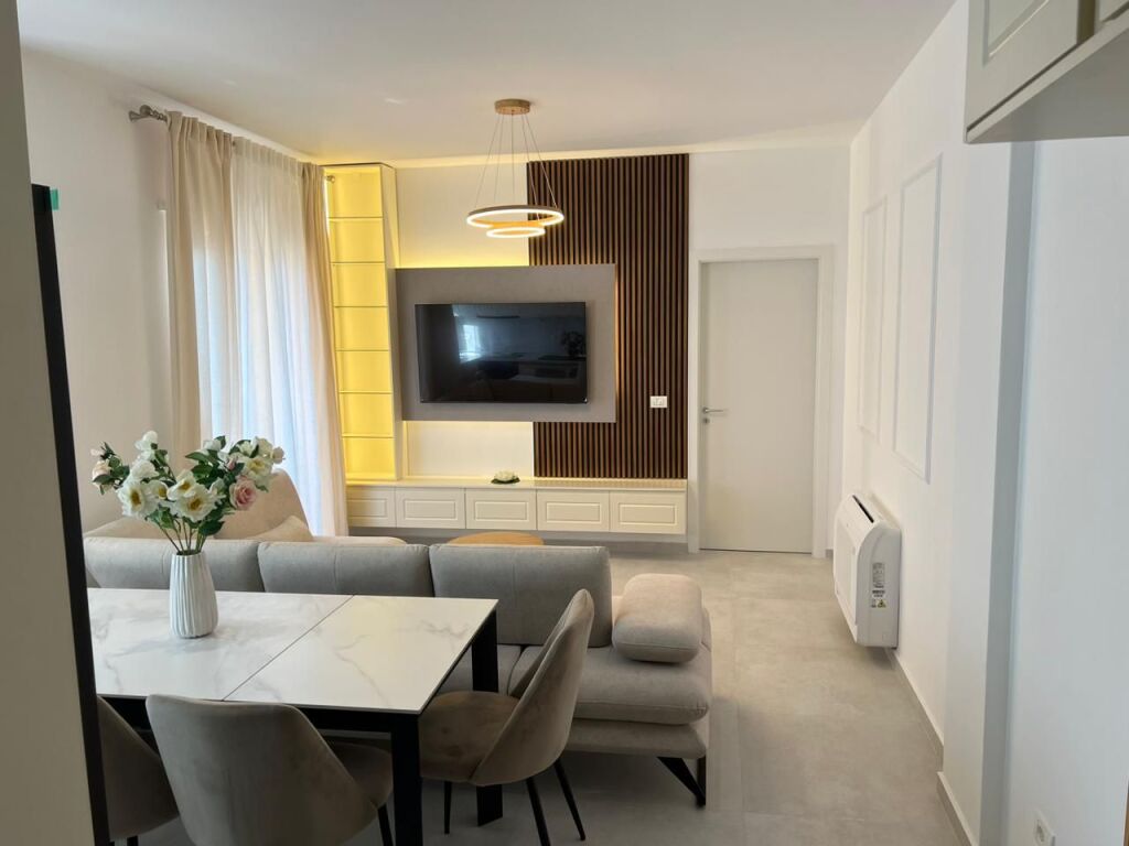 🏡 Appartamento 2+1 in affitto  📍 Via Qemal Stafa, vicino alla Scuola Rossa, Tirana💶 Prezzo: 900€/mese
