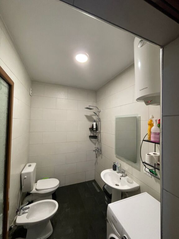 🏢Presso Medreseja, si affitta un appartamento 1+1 arredato. 55.000 Leke.      