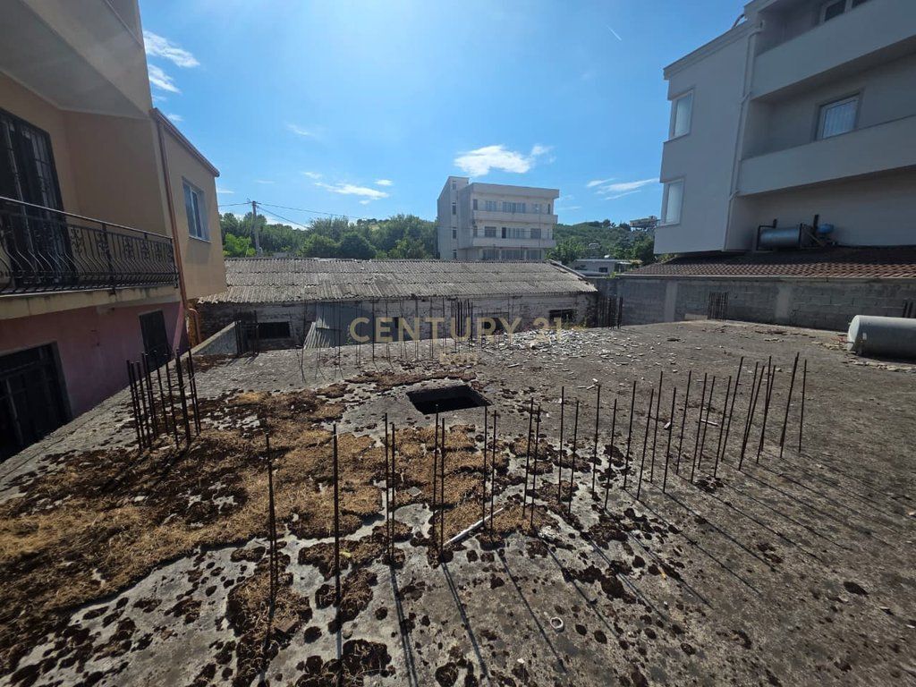VENDIAMO TERRENO+ 2 EDIFICI A SPITALLE, DURRES VICINO ALLA STRADA PRINCIPALE!