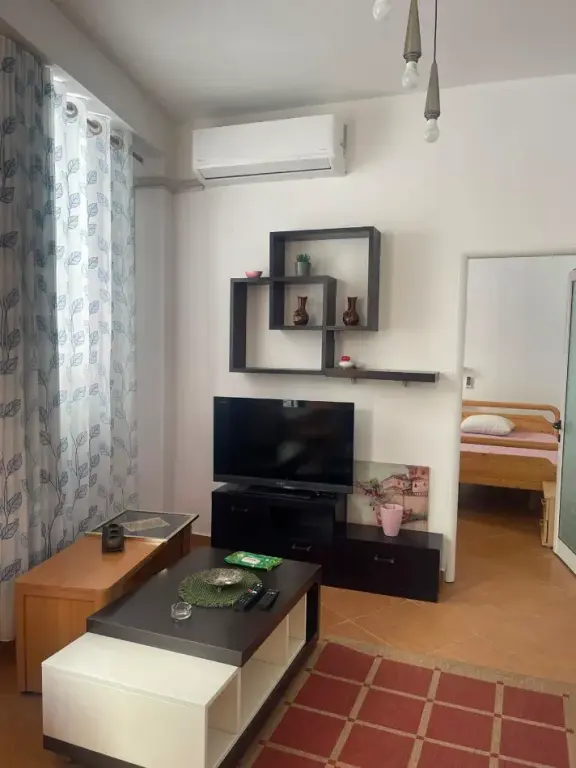 Jepet me qera apartament 1+1,tek Komuna e Parisit mbrapa Ola Fast!✨