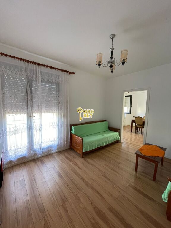 🏡 APPARTAMENTO IN AFFITTO 2+1+2 CON BALCONE – VICINO ALLA SCUOLA DY GJELAT, DURRËS