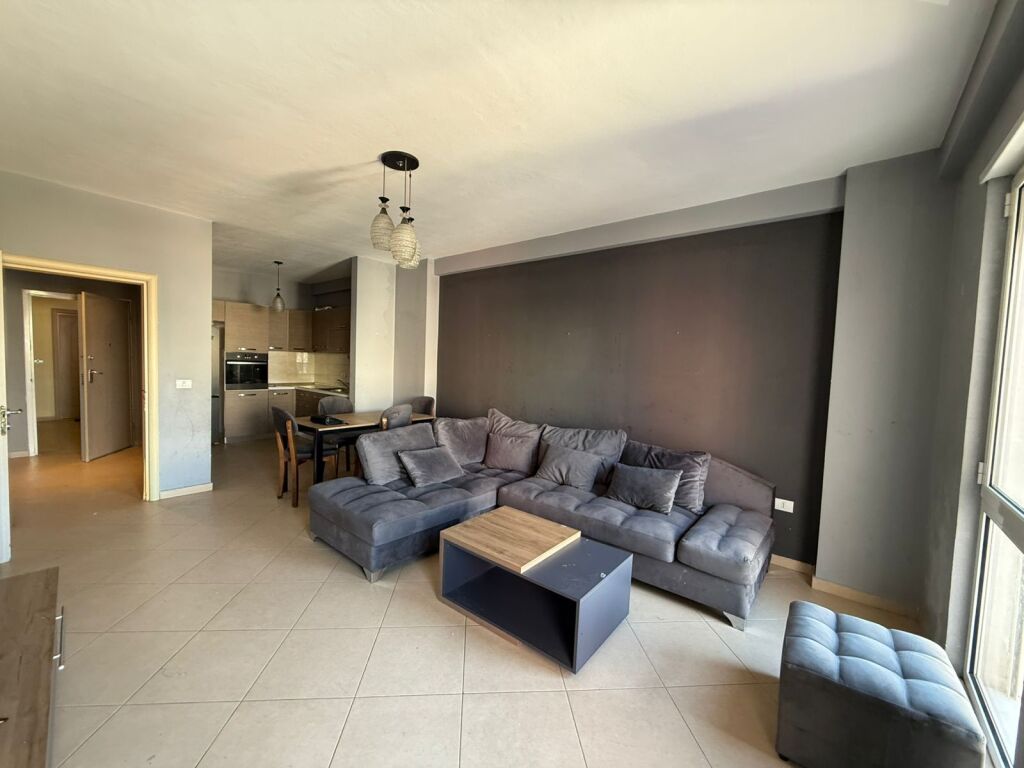 Shitet Apartament 2+1+2