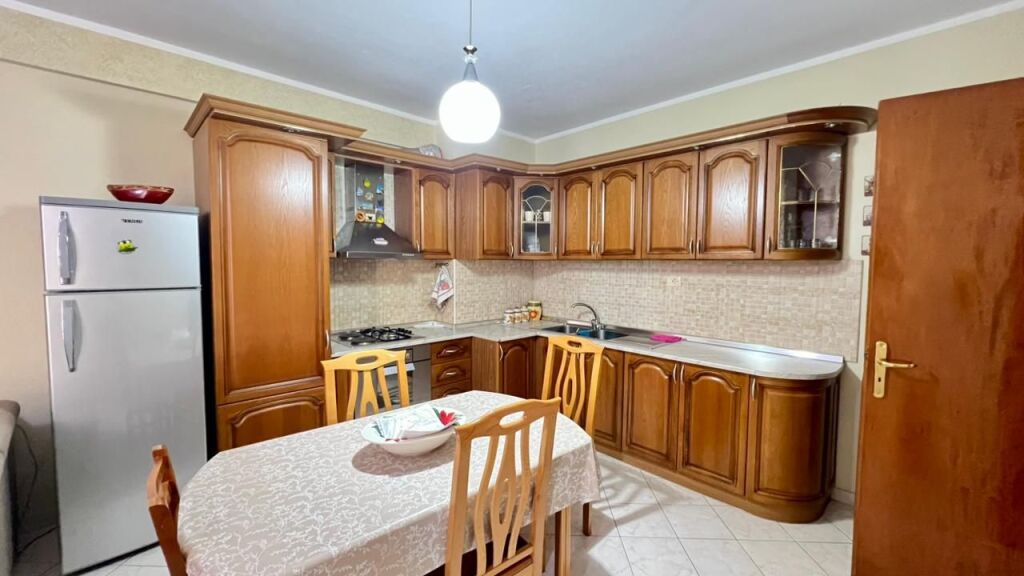 Me Qera: 2+1+2wc📍Brryl (Buze Rruge Kryesore) - 60,000 Leke/Muaj - S.115m² - Pallat i Ri me dy ashensor