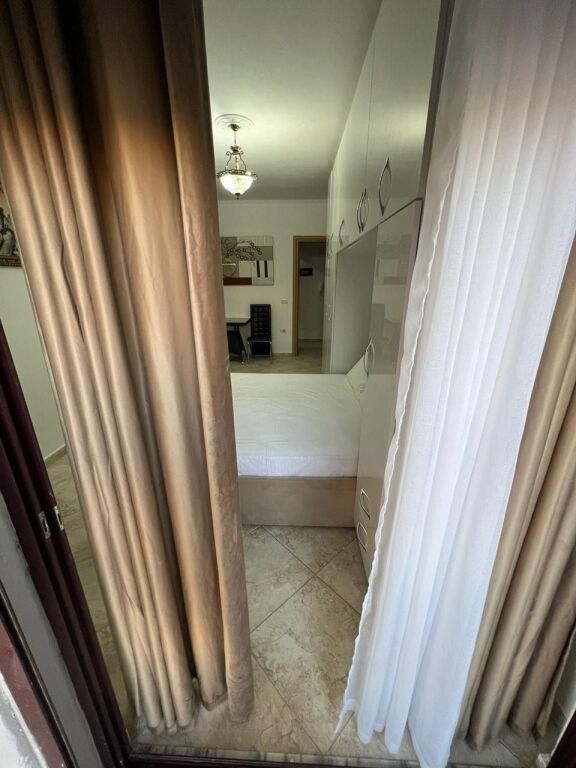 Apartament 1+1 me qira tek Rruga e Barrikadave!
