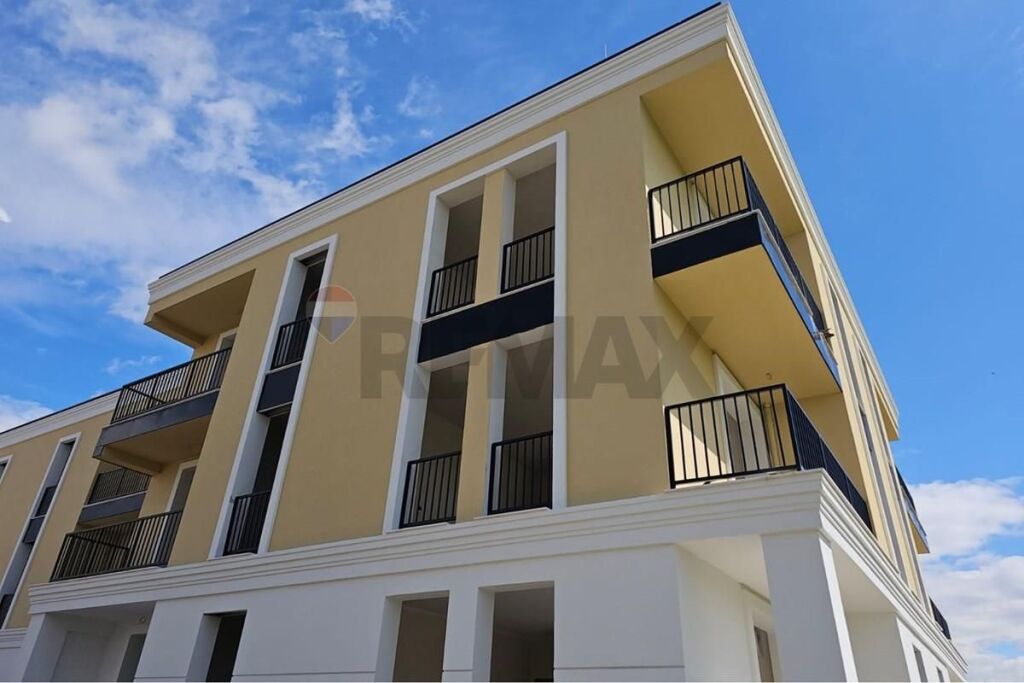 APARTAMENT 2+1 PER SHITJE+2 POSTE PARKIMI NE SAUK