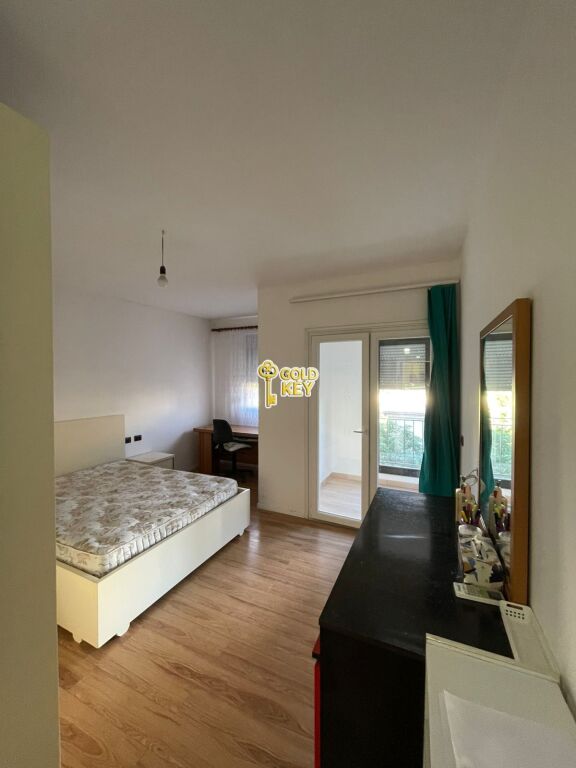 🏡 APPARTAMENTO IN AFFITTO 2+1+2 CON BALCONE – VICINO ALLA SCUOLA DY GJELAT, DURRËS