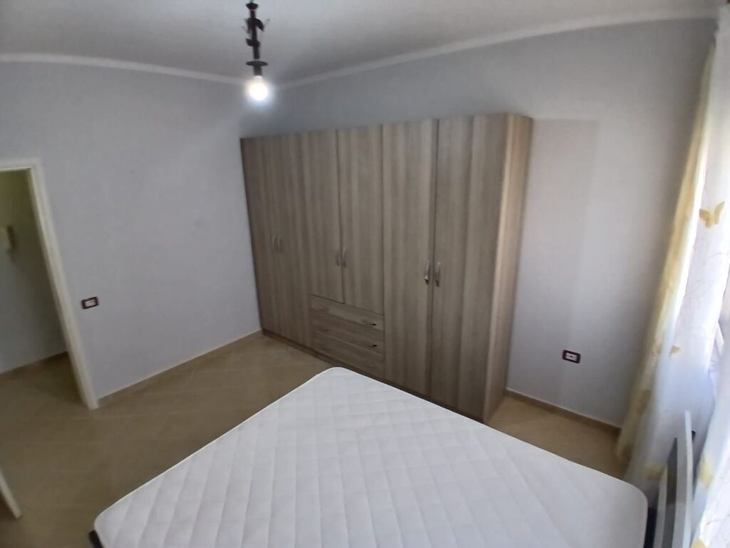1+1, commune of Paris, 450 thousand lek