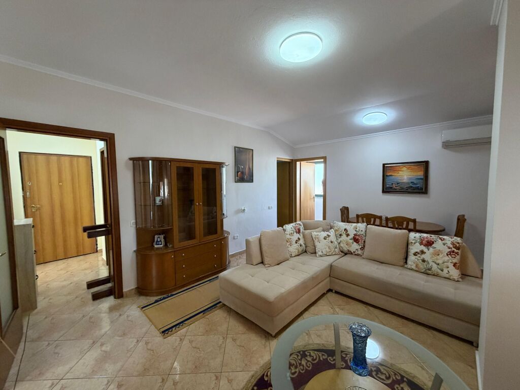 🏡 Appartamento 2+1+2 in affitto 📍 Via Dibrës, vicino al Complesso “Halili” ✨