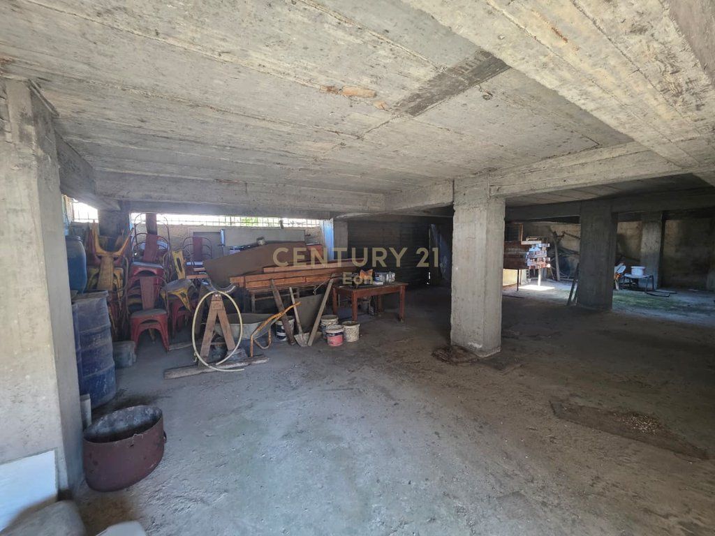 VENDIAMO TERRENO+ 2 EDIFICI A SPITALLE, DURRES VICINO ALLA STRADA PRINCIPALE!