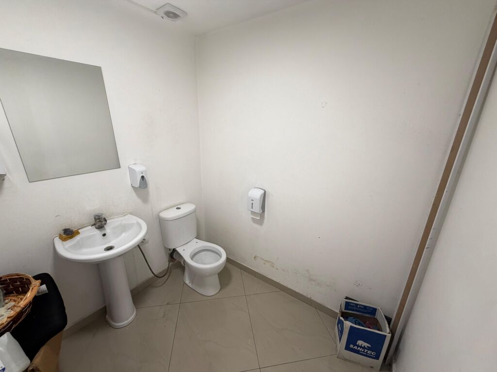 🏢 Office space for rent 👍 📍 Opposite American Hospital 3, with a view of the main street ✨