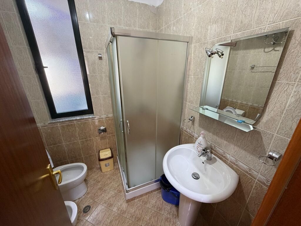 🏡 Appartamento 2+1+2 in affitto 📍 Via Dibrës, vicino al Complesso “Halili” ✨