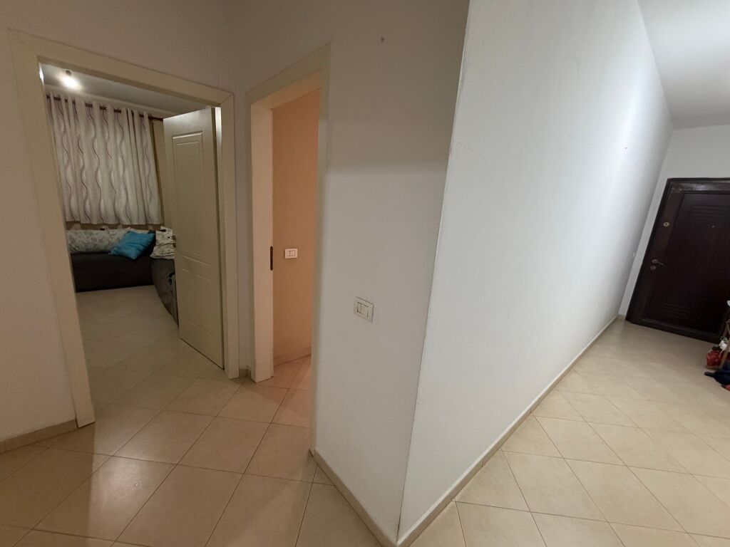 2+1,i mobiluar te vila L astir,400 mije leke