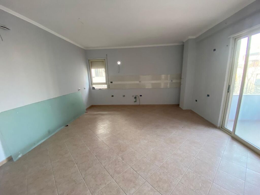 2+1, presso l'hotel Radison Liq i Thate, 225 mila euro