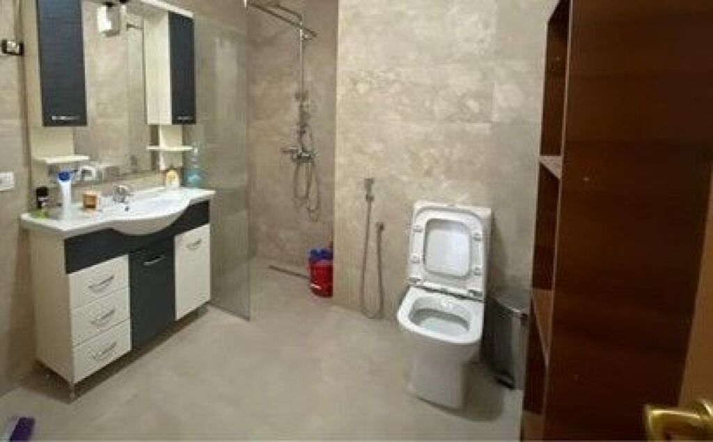 Apartament 3+1+2 për Qira / Zyrë  Ish Ekspozita