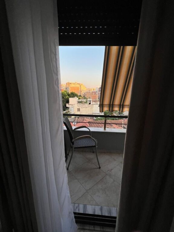 Jepet me qera Apartament 1+1 te Rruga Barrikadave/ Qender