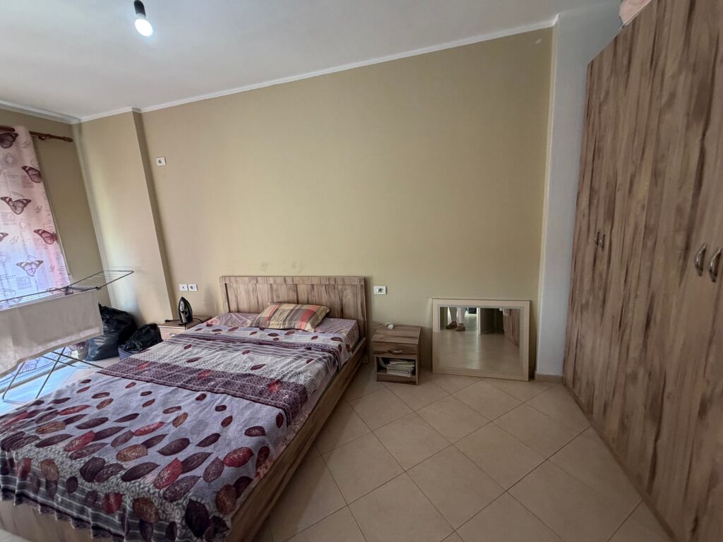 2+1,i mobiluar te vila L astir,400 mije leke