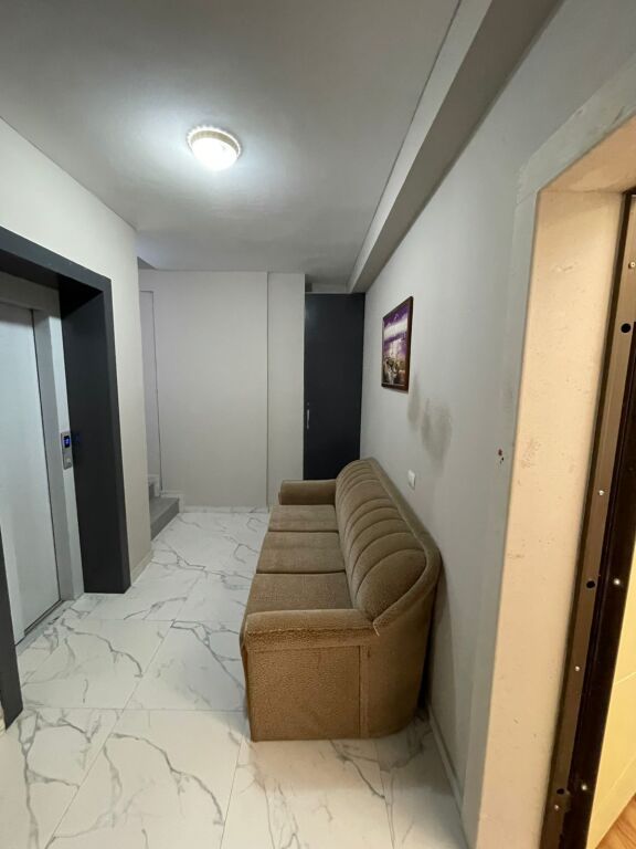 🏡 APPARTAMENTO IN AFFITTO 2+1+2 CON BALCONE – VICINO ALLA SCUOLA DY GJELAT, DURRËS