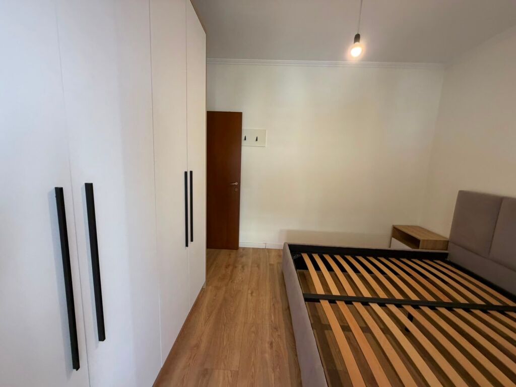 Jepet me qira 2+1+2 Liqeni i Thate Kapiten Mirzot 750 mije leke