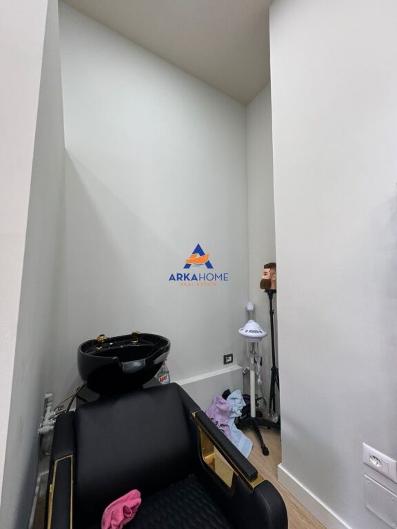 LOCALE COMMERCIALE IN VENDITA 24M2 "VICINO ALLA STRADA BARIKADAVE" 165.000 EURO