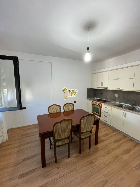 🏡 APPARTAMENTO IN AFFITTO 2+1+2 CON BALCONE – VICINO ALLA SCUOLA DY GJELAT, DURRËS