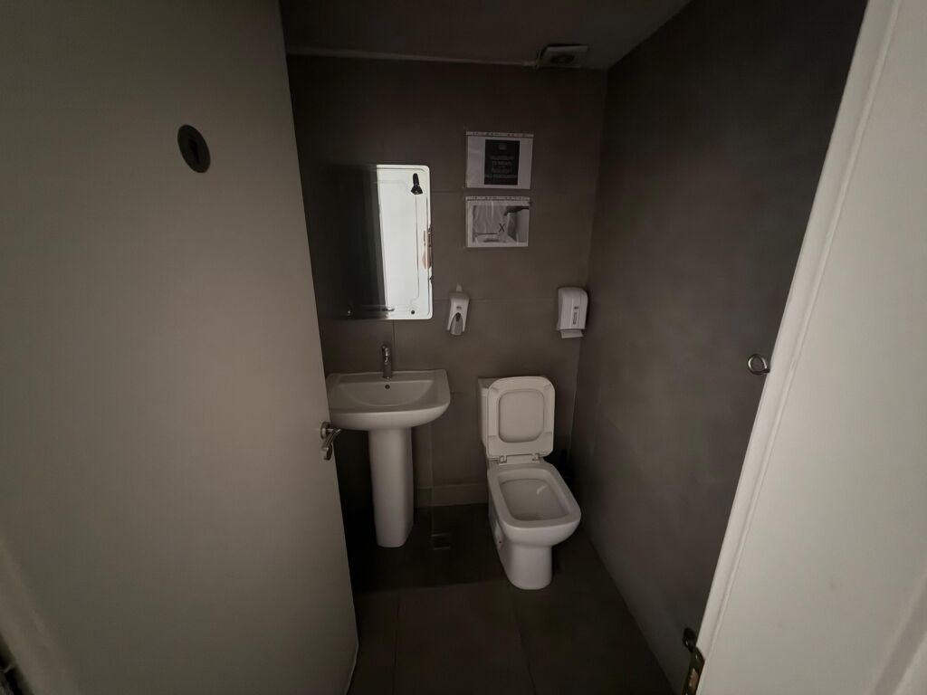 🏢 Jepet me qera ambient zyre 👍 📍 Përballë Spitalit Amerikan 3, në rrugën kryesore ✨