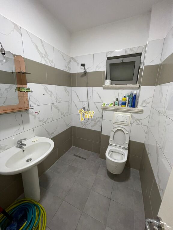🏡 APPARTAMENTO IN AFFITTO 2+1+2 CON BALCONE – VICINO ALLA SCUOLA DY GJELAT, DURRES