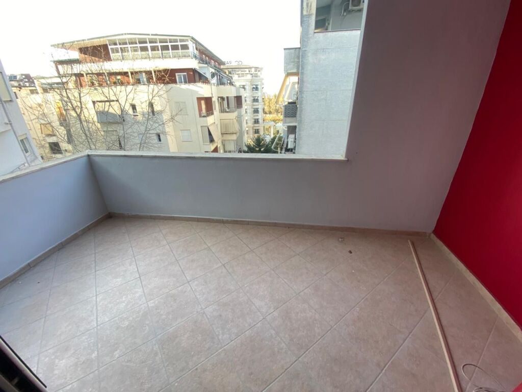 2+1, presso l'hotel Radison Liq i Thate, 225 mila euro
