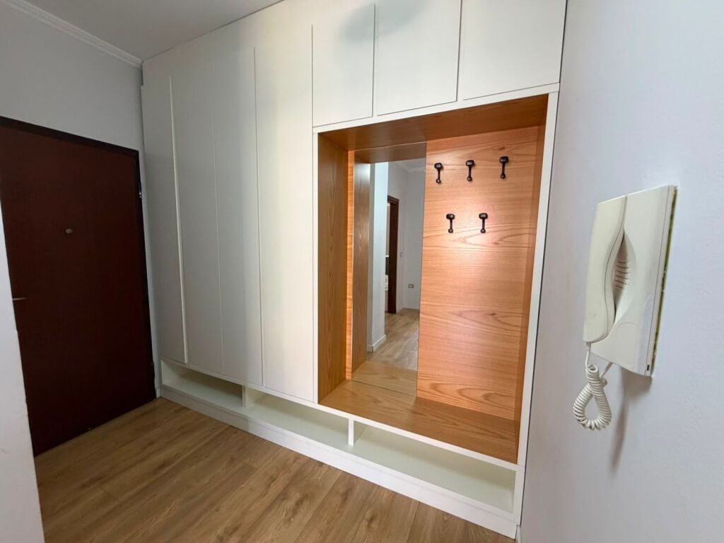 Jepet me qira 2+1+2 Liqeni i Thate Kapiten Mirzot 750 mije leke