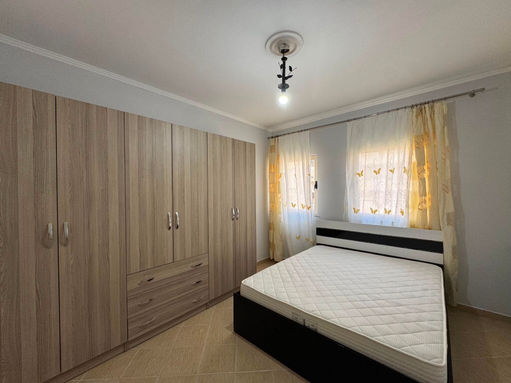 Jepet me qira 1+1 në Komunën e Parisit