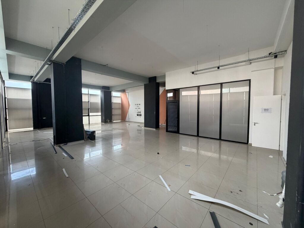🏢 Jepet me qera ambient zyre 👍 📍 Përballë Spitalit Amerikan 3, në rrugën kryesore ✨