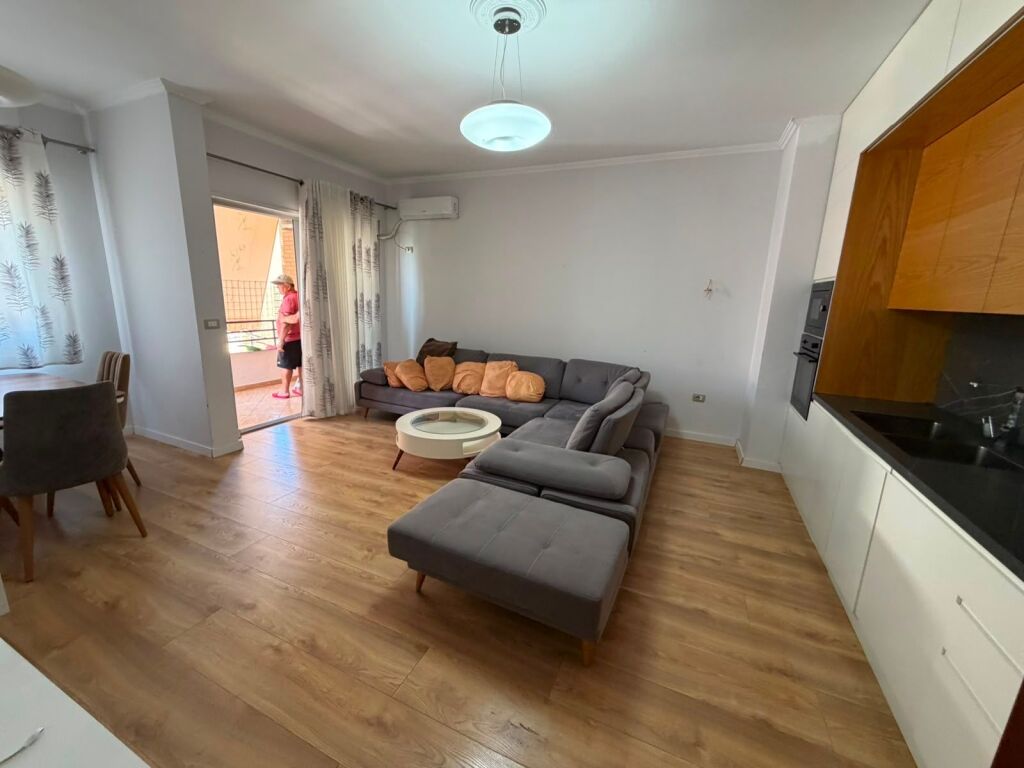 Jepet me qira 2+1+2 Liqeni i Thate Kapiten Mirzot 750 mije leke