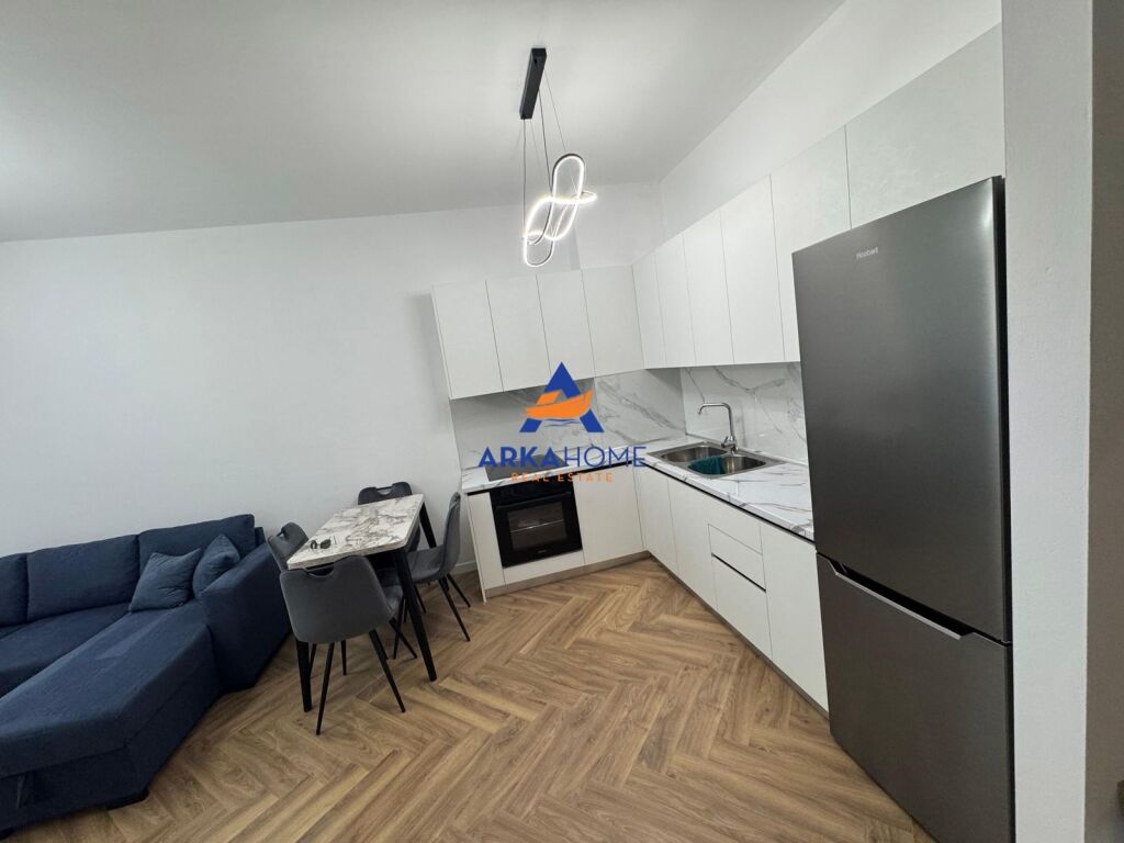 JEPET APARTAMENT ME QERA 1+1+BALLKON "PRANE GOLDEN PARK, PERBALL AMERIKAN 3" 60.000 LEKE