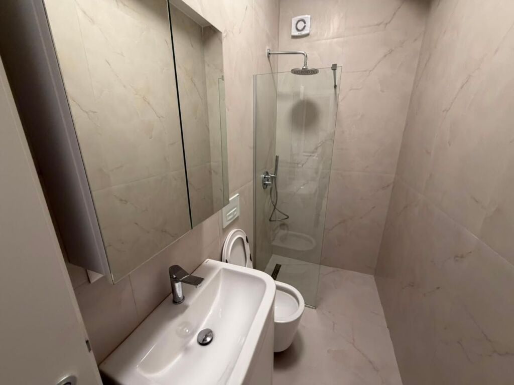 🏡Appartamento 1+1 in affitto  📍 Indirizzo: Ali Demi, Complesso Kadiu💰 Prezzo: 40000 lek (non trattabile)