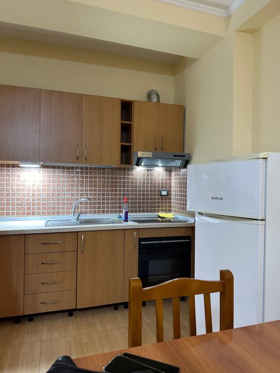 1+1, con parcheggio presso dispaceria siri kodra, 600 euro