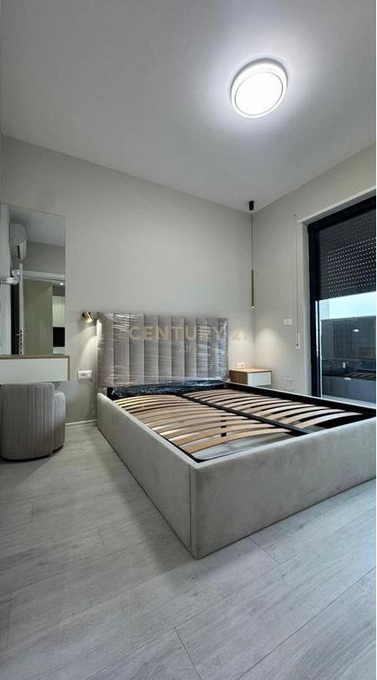 apartament 1+1 në rrugën Karl Gega, pranë ish Stacionit të Trenit!