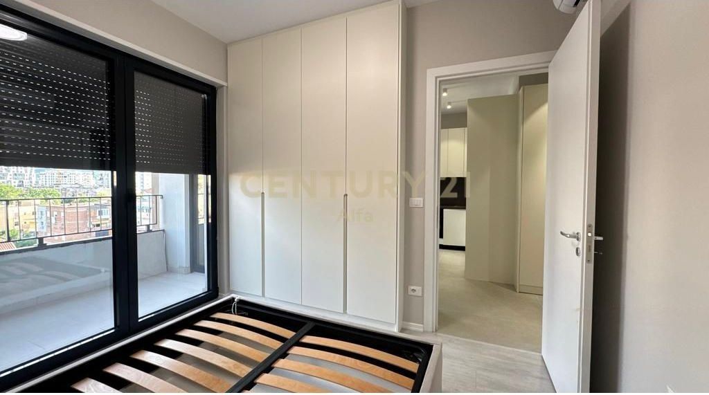 Jepet me qira apartament 1+1 në rrugën Karl Gega, pranë ish Stacionit të Trenit! 700 € /Muaj