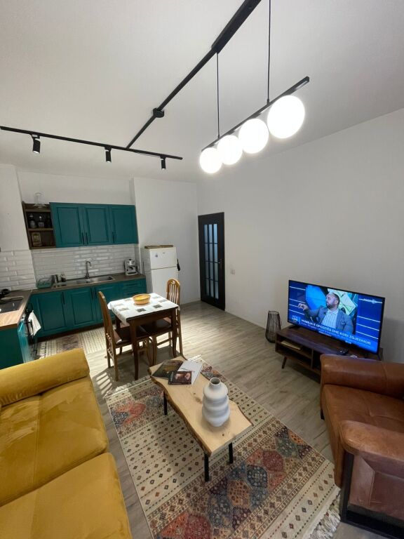 🏢Presso Medreseja, si affitta un appartamento 1+1 arredato. 55.000 Leke.      