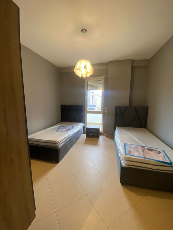 Shitet Apartament 2+1+2