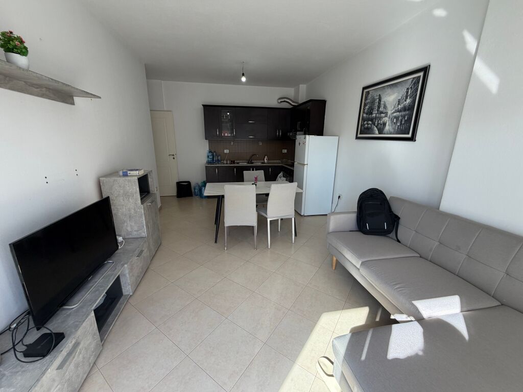 2+1,i mobiluar te vila L astir,400 mije leke