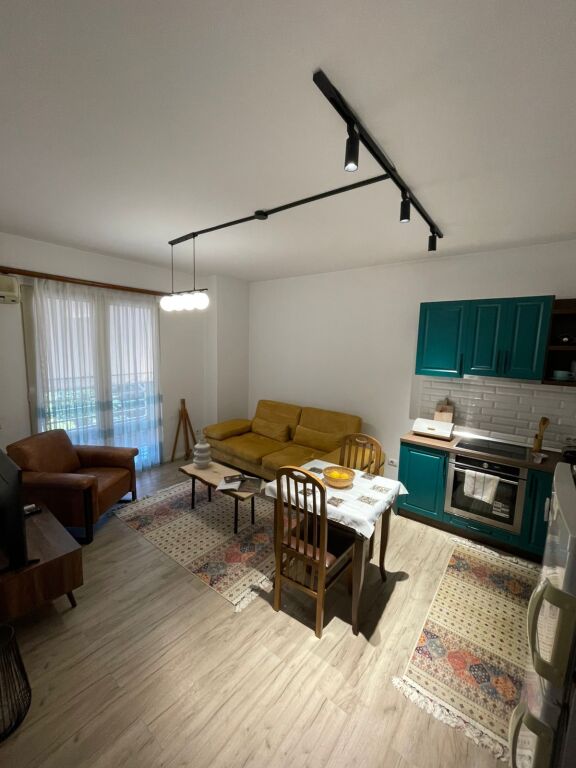🏢Presso Medreseja, si affitta un appartamento 1+1 arredato. 55.000 Leke.      