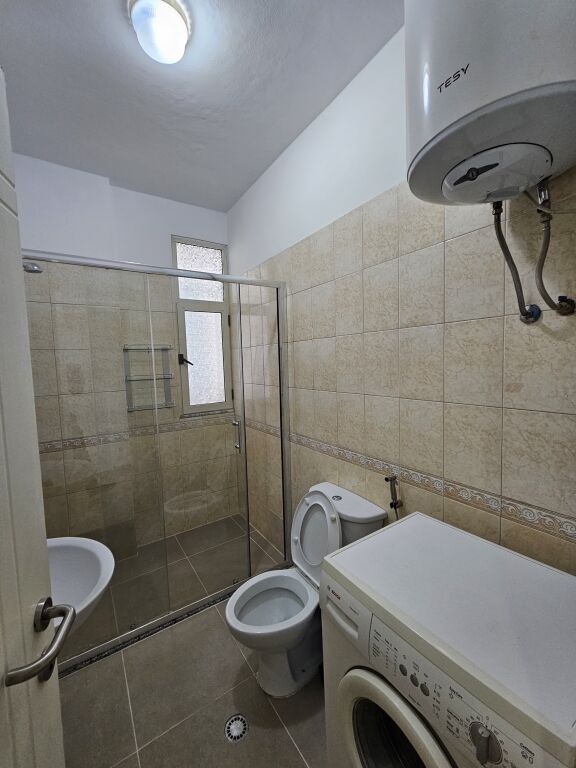 📌 Jepet apartament 1+1 me qera tek Komuna e Parisit, prane Kompleksit Kika