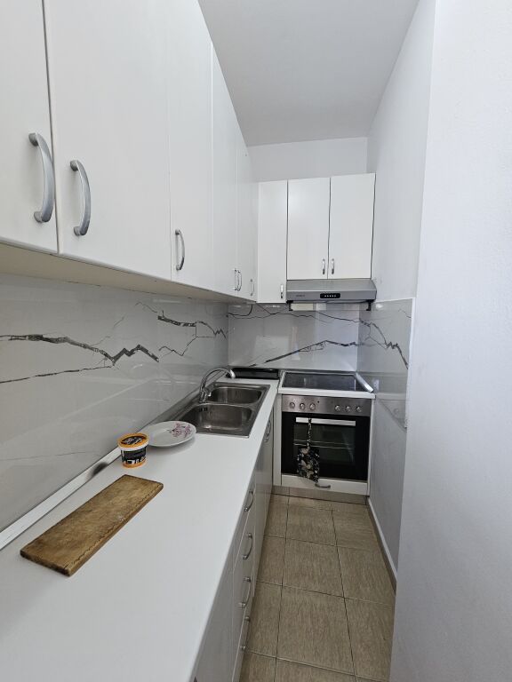 📌 Jepet apartament 1+1 me qera tek Komuna e Parisit, prane Kompleksit Kika