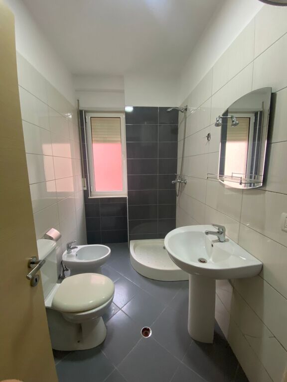 Shitet Apartament 2+1+2