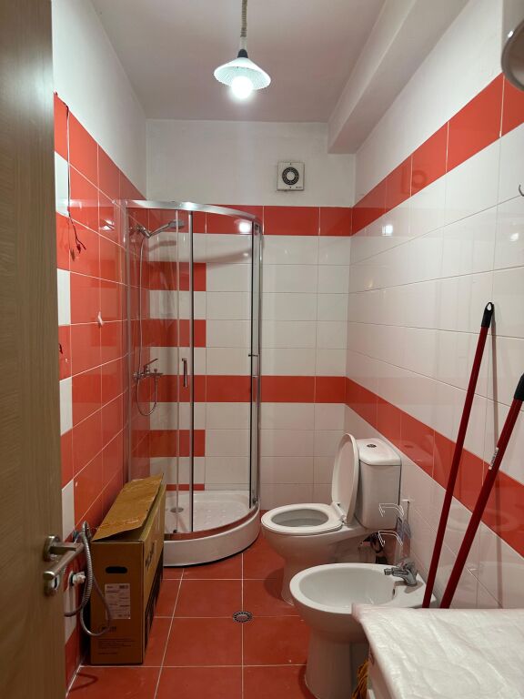 1+1, con parcheggio presso dispaceria siri kodra, 600 euro