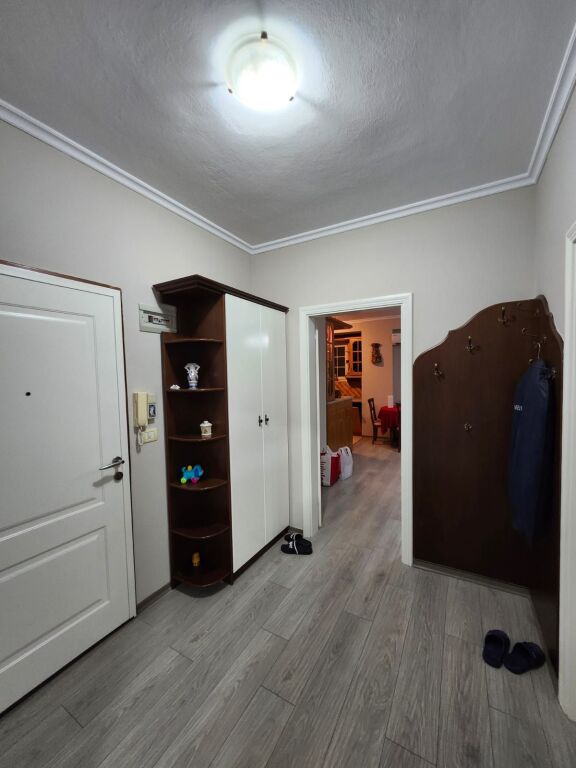 Appartamento 2+1 con balcone in affitto – Via Barricade, vicino alla scuola “Lidhja e Prizrenit”