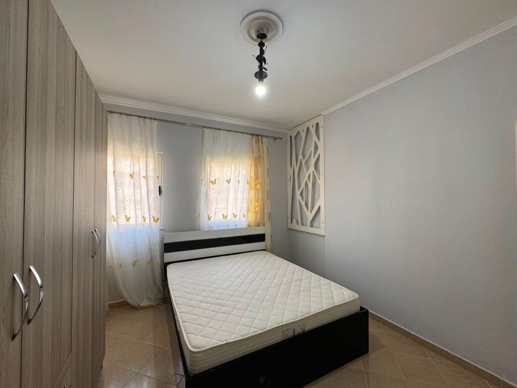 Jepet me qira 1+1 në Komunën e Parisit