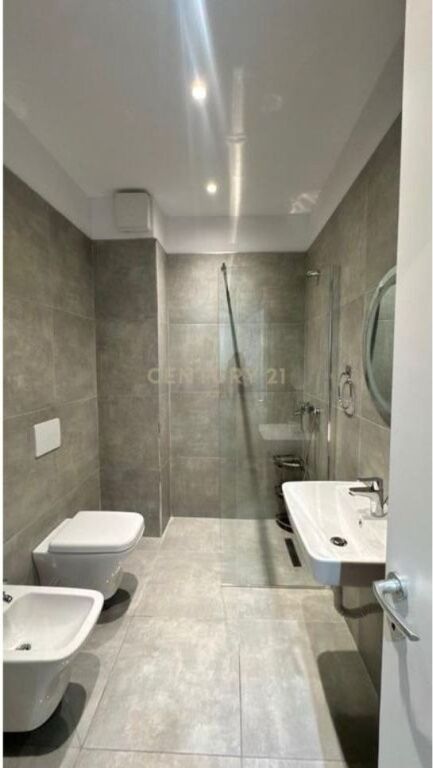 Jepet me qira apartament 1+1 në rrugën Karl Gega, pranë ish Stacionit të Trenit!
