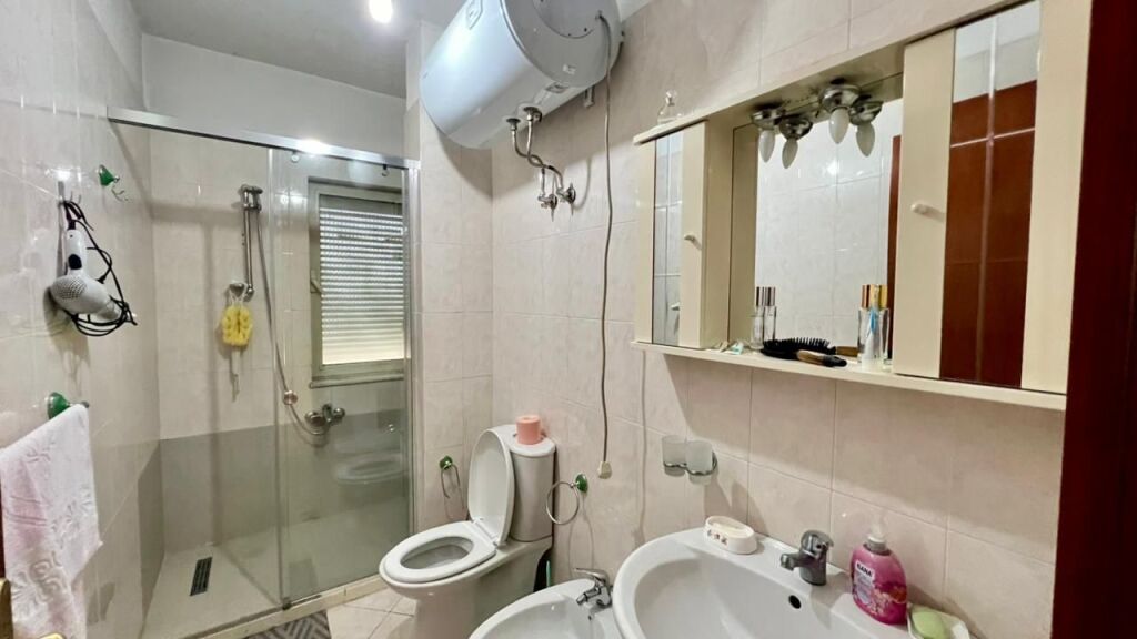 Me Qera: 2+1+2wc📍Brryl (Buze Rruge Kryesore) - 60,000 Leke/Muaj - S.115m² - Pallat i Ri me dy ashensor
